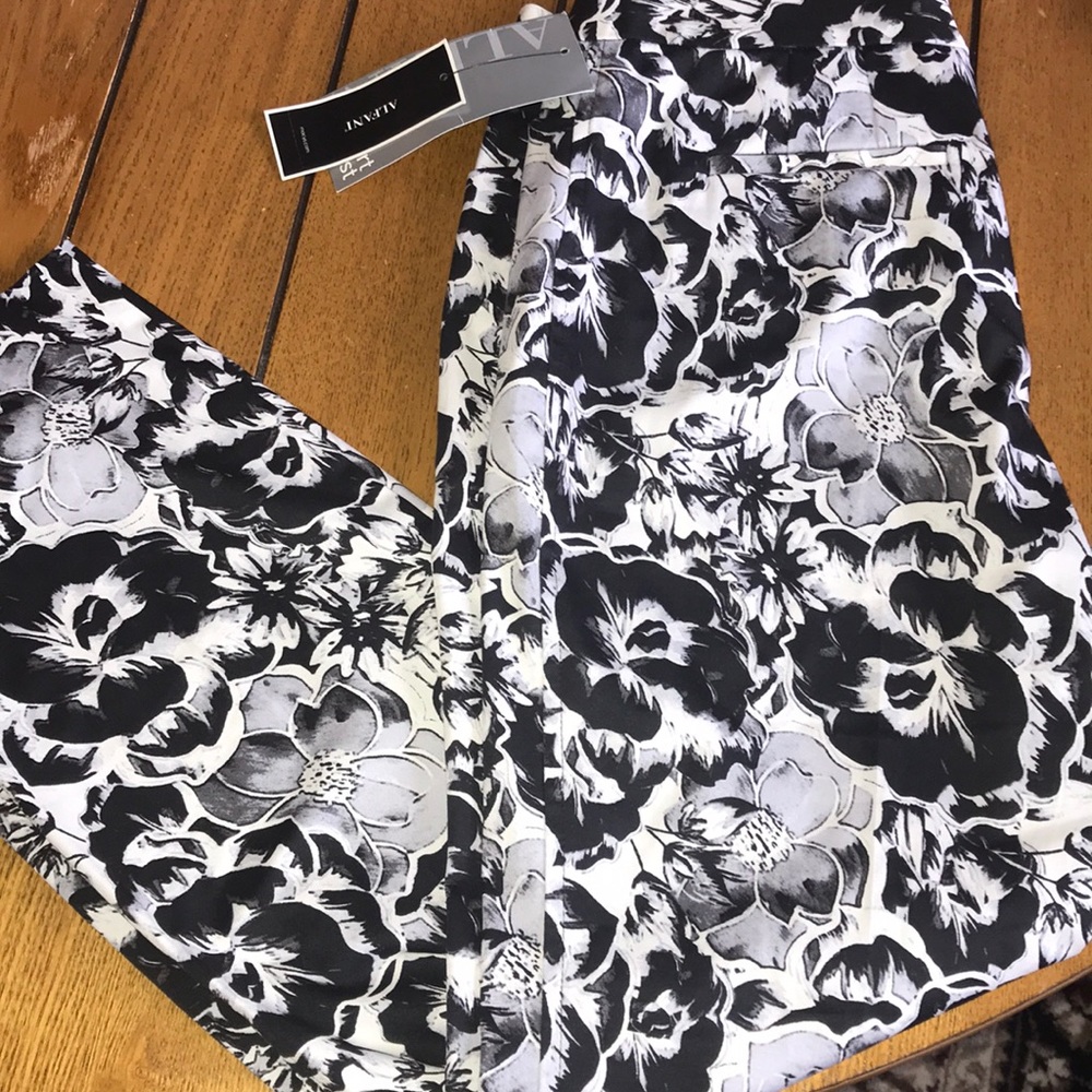 NWT Alfani Comfort Waist “Fabulous Garden” Pants